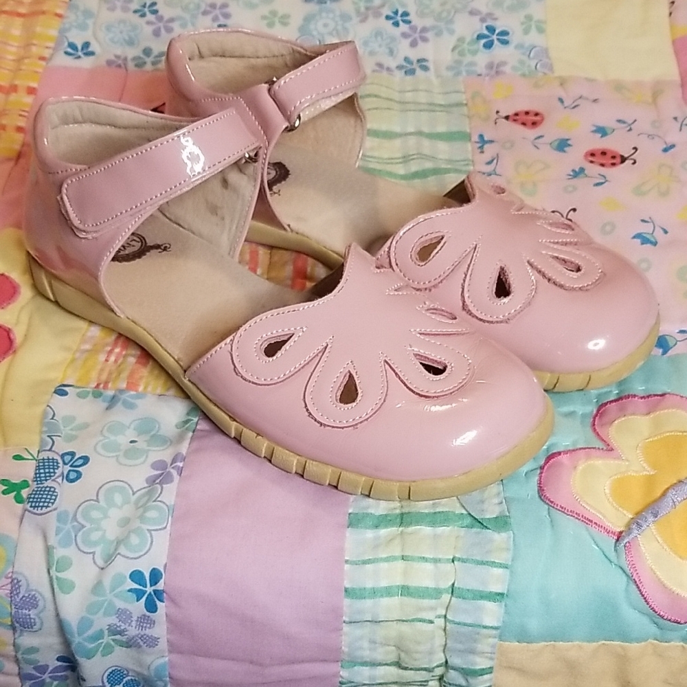 Livie & Luca Light Pink Patent Leather Petals Dress Shoes with Strap HTF Size 4Y